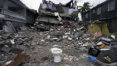 Люди остались без дома и голодают: число жертв землетрясения в Гаити возросло до 2 тысяч