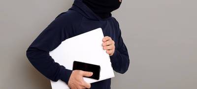 В Петрозаводске молодой человек украл ноутбук на глазах хозяина и убежал