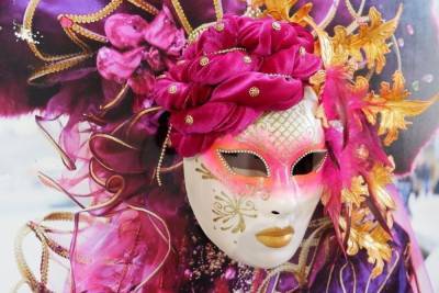 Винтажные венецианские маски можно увидеть в Астраханском кремле