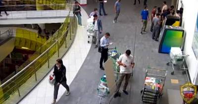 Россияне устроили массовую драку в торговом центре Москвы и попали на видео
