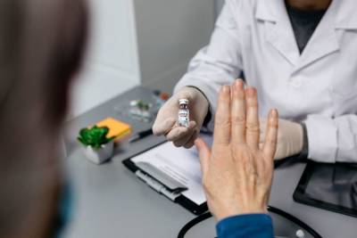 ВИЧ-инфицированные петербуржцы пожаловались на отказы в вакцинации от COVID-19