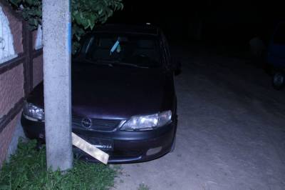 В Новогрудке пьяный мужчина угнал автомобиль, но далеко не уехал: врезался в ближайший столб