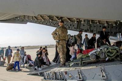 Переселение ради спасения: Британия примет 20 тыс. афганцев по «сирийскому образцу»