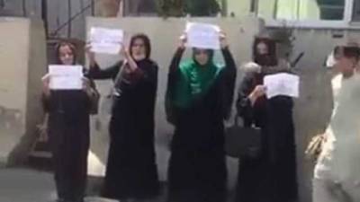 Требуют равноправия: в Афганистане женщины едва ли не впервые вышли на протест