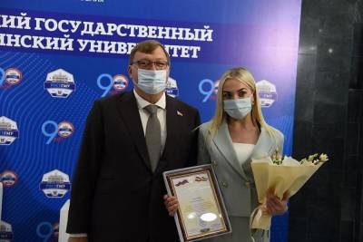 Волонтеры-медики получили награды за борьбу с пандемией