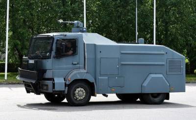 Полиция Латвии готовится к протестам: водометы, ограждения, предупреждения