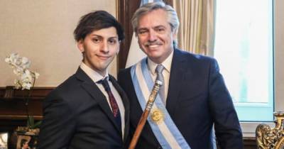 Накладная грудь и женское белье: что публикует в Instagram сын президента Аргентины