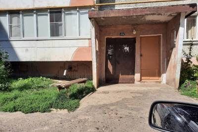 Жители Йошкар-Олы жалуются на опасную дыру во дворе