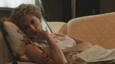 Элизабет Дебики в образе принцессы Дианы в пятом сезоне "Короны"