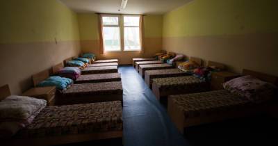 Громил мебель и избил школьника: под Калининградом пьяный подросток устроил дебош в детском лагере