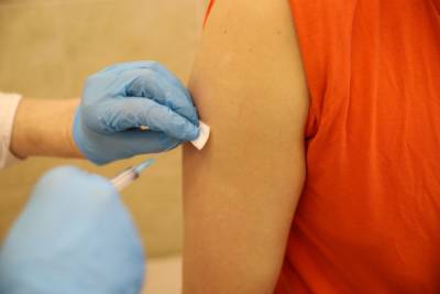 Комздрав не получал жалоб на отказ от вакцинации от ВИЧ-положительных петербуржцев