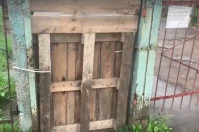 Детский сад в Ярославле оградили строительными поддонами