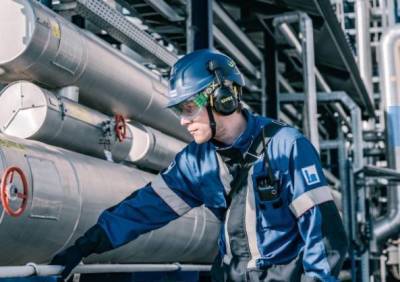 "Газпром нефть" в 1 полугодии увеличила на 10,6% производство бензина на собственных НПЗ
