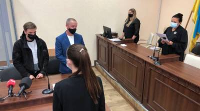 Суд арестовал одного из нападавших на журналиста на Банковой