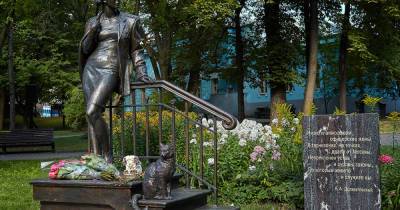 Памятник женщине с котом в московском парке возмутил россиян