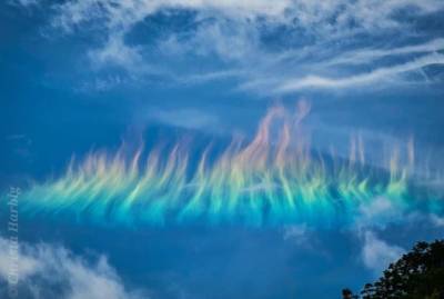 В США сфотографировали удивительное радужное пламя в небесах. ФОТО