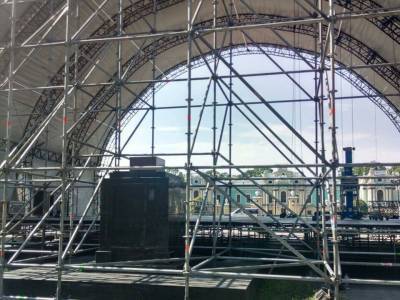 Замглавы КГГА заявил, что в Киеве устанавливают сцену для концерта Бочелли на месте братской могилы. Организаторы ответили, что это неправда