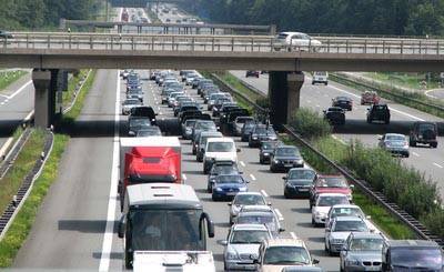 ADAC предупреждает о длинных пробках на дорогах в выходные дни