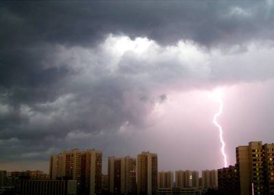 В Москве снова штормовое предупреждение: на город идет ливень и сильный ветер