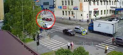 Иномарка протаранила отечественный автомобиль на проблемном перекрестке в Петрозаводске