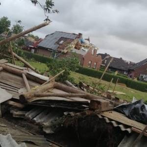 В Германии мощный торнадо повредил десятки домов. Видео