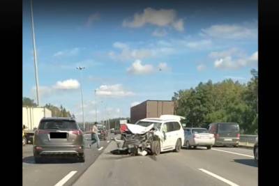 Видео: Lexus влетел в стоящую на «аварийке» машину на КАД у Янино