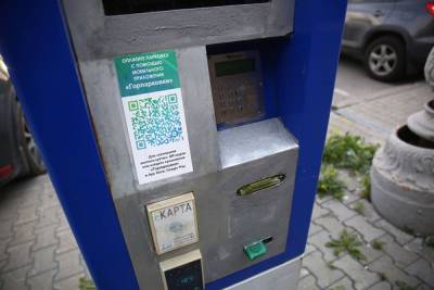 В Екатеринбурге ржавые паркоматы замазали краской. В мэрии говорят, что это ремонт