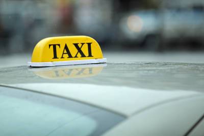 В Петербурге полиция поймала таксиста-нелегала, наехавшего на сотрудника Комитета по транспорту