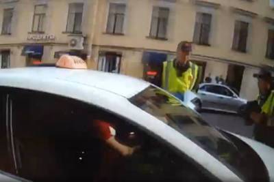 В Петербурге таксист-нелегал сбил сотрудника комитета по транспорту