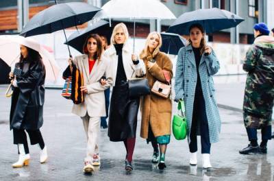 Streetstyle: как одеваться в дождливую погоду