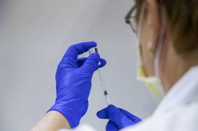 Шмыгаль заявил, что пункты вакцинации от COVID-19 будут работать в выходные