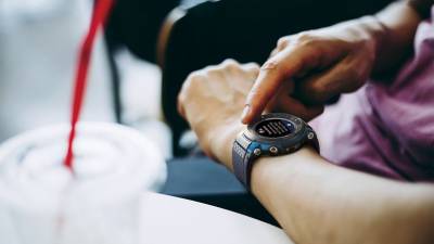 Ученые разработали крошечную батарейку, которая заряжает «умные» часы с помощью пота