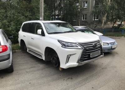 В микрорайоне Екатеринбурга неизвестные регулярно снимают колеса с автомобилей