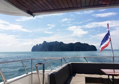Привитым "Спутником V" разрешат въезд на курорты Таиланда