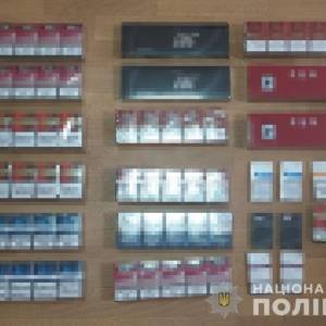 В одном из киосков Мелитополя изъяли более 300 пачек контрабандных сигарет. Фото