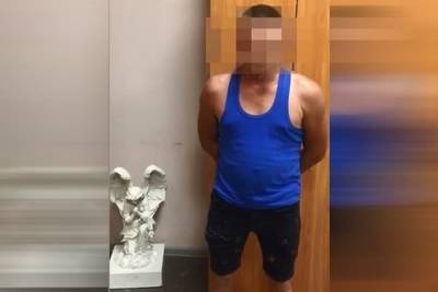 Чебоксарский ритуальщик похитил с могилы дорогостоящую скульптуру ангела
