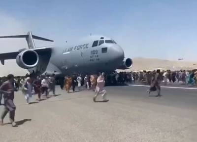 Дипломат назвал бежавших за самолётами в Кабуле предателями афганского народа