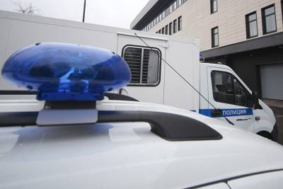 Троих полицейских задержали за угрозу подкинуть наркотики пассажиру BMW в Москве