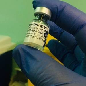Запорожских педагогов вакцинируют препаратом Pfizer