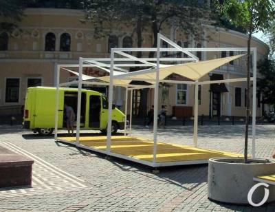 Вместо фонтана: на одесской Греческой площади обустраивают новшество для отдыха (фото)