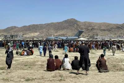 Талибы выстрелами разгоняют толпу в аэропорту Кабула