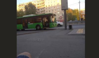 В Тюмени автобус ЛиАЗ попал в аварию на улице Пермякова