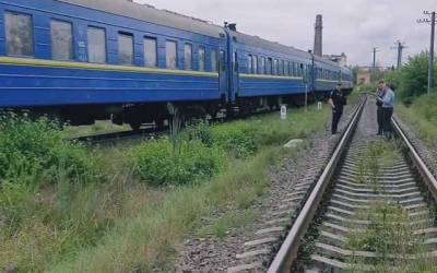 Лежал на рельсах и не реагировал: в Ивано-Франковской области пассажирский поезд переехал мужчину