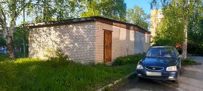 Власти Петрозаводска требуют снести добротный кирпичный гараж на Голиковке