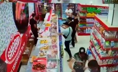 В Карши группа молодых людей с битами напала на продавца супермаркета