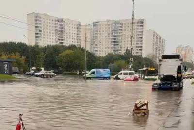Ливень с ураганом прошли по Москве после знойной жары