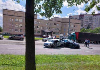 На Шлиссельбургском шоссе в Петербурге столкнулись два легковых автомобиля