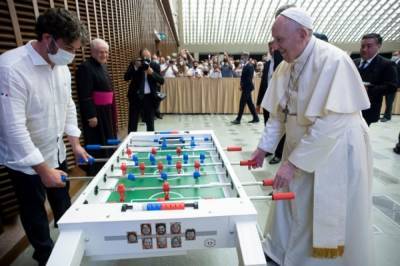Папа Римский сыграл с верующим в Ватикане в настольный футбол