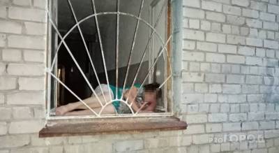 В Новочебоксарске горожанка спасалась от жары на подоконнике общего коридора