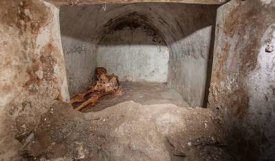 Седовласую мумию обнаружили в древнем захоронении возле Помпей